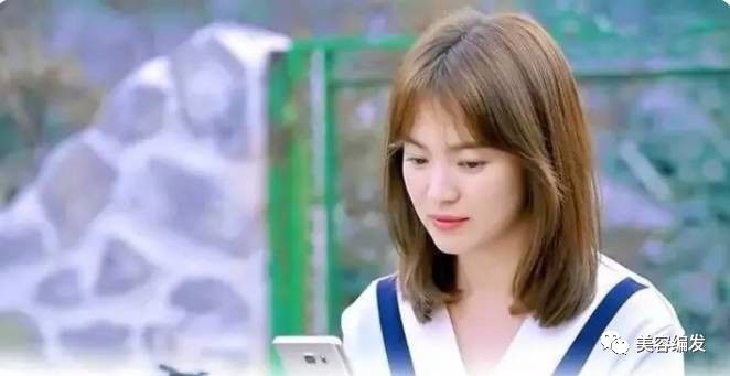 圆脸短发发型编发戴帽子发量多,披肩发编发中短发圆脸温柔