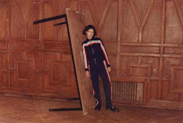 驼色条纹毛衫搭配,条纹长袖毛衣怎么穿