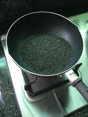 芝麻粉卷家常做法,芝麻卷米粉的做法