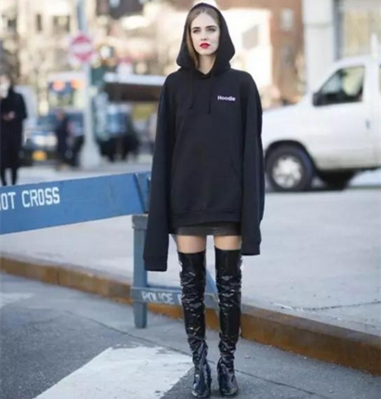 宽松卫衣拯救你,多试试这几款时髦卫衣