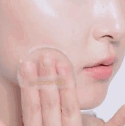 就用30块钱狂收当季爆款彩妆，“带货”女王们的梳妆台超魔性！