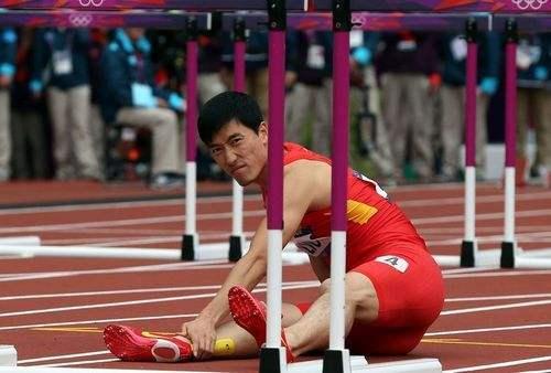 看完科比的手、詹姆斯的脚趾、郑智的肚子，大家就知道何为伟大了