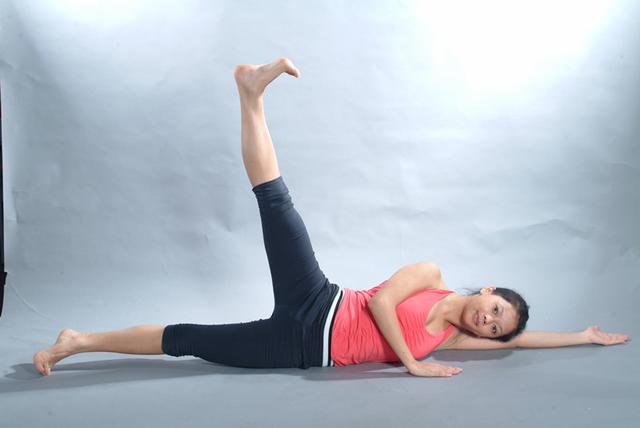 普拉提侧卧侧抬腿式讲解,普拉提侧卧单抬腿画圈口令