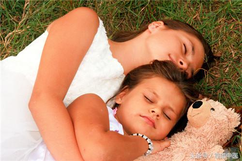 婴儿有斗鸡眼如何治疗,孩子斗鸡眼是怎么遗传的