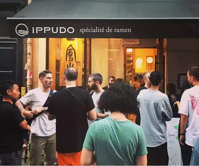 糟！进了上海一家拉面店，员工竟然比我更时髦