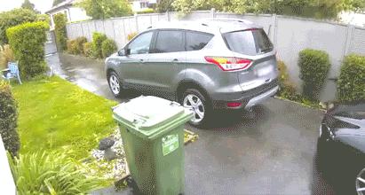 这样标准都找不到女朋友，一定是憋坏了，你看被子下面放的东西