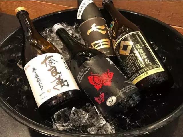 糟！进了上海一家拉面店，员工竟然比我更时髦