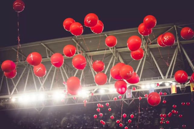 比勒芬时装秀中国红,足球场走秀