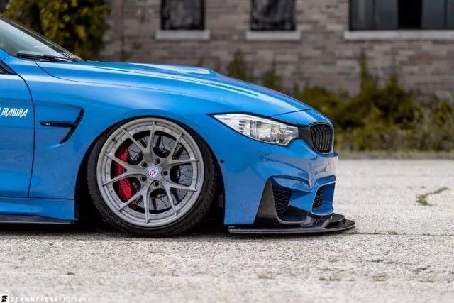 改装的宝马m4直接趴在地上了,普通的宝马m4可以开敞篷