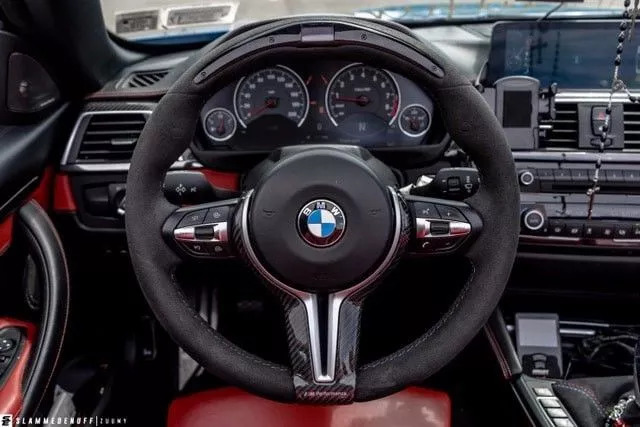 改装的宝马m4直接趴在地上了,普通的宝马m4可以开敞篷