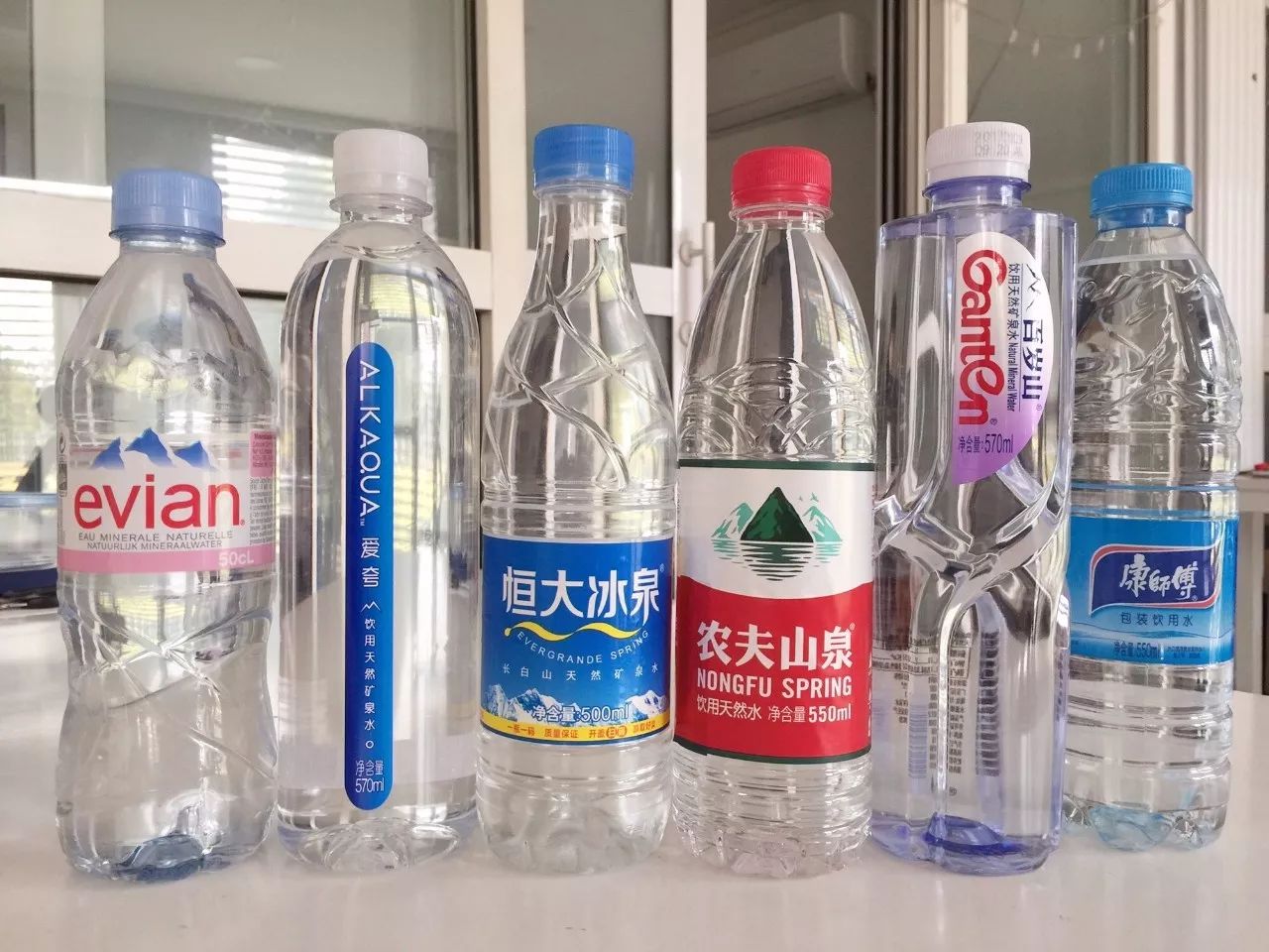 依云矿泉水和农夫山泉哪种好,依云矿泉水跟农夫山泉有啥区别