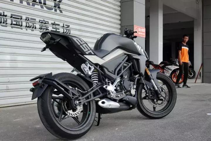 7.21秒国产加速最强250诞生：春风250NK，顺便把一些300cc也秒了