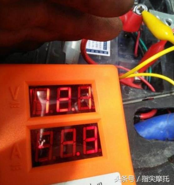 喜欢把摩托车改装的全是电器,但总亏电怎么办?这样改装解决!