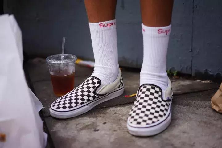 可能你手上的Supreme正是来自美国10几岁排队*党**!