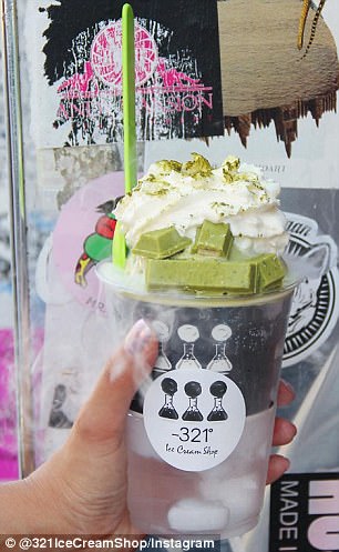 修仙专享冰淇淋！时尚冰淇淋店在冷冻甜点中加入干冰和液氮的效果