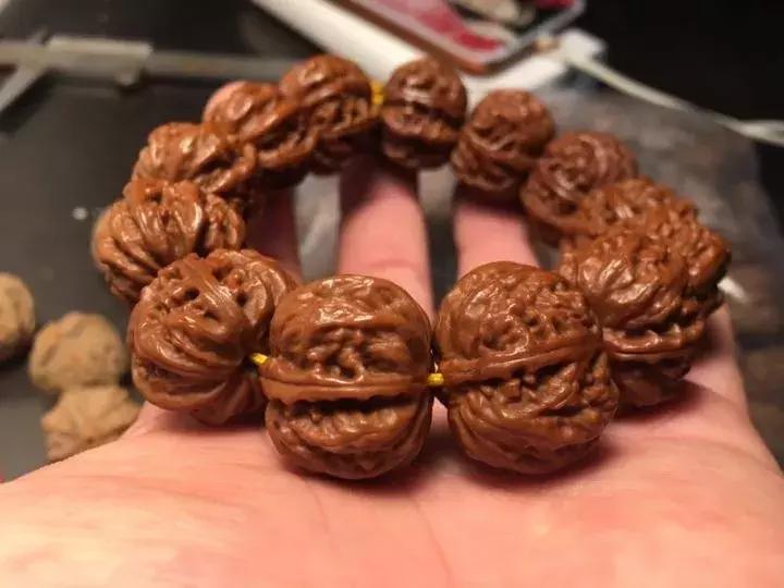 怎么挑选一串极品野生小核桃手串,野生核桃和普通核桃手串