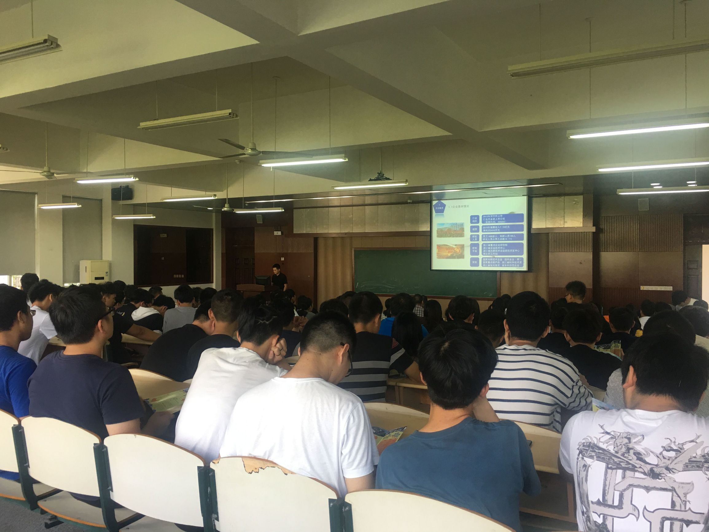 10多家上市企业盯准温职院毕业生陆续进校选“千里马”