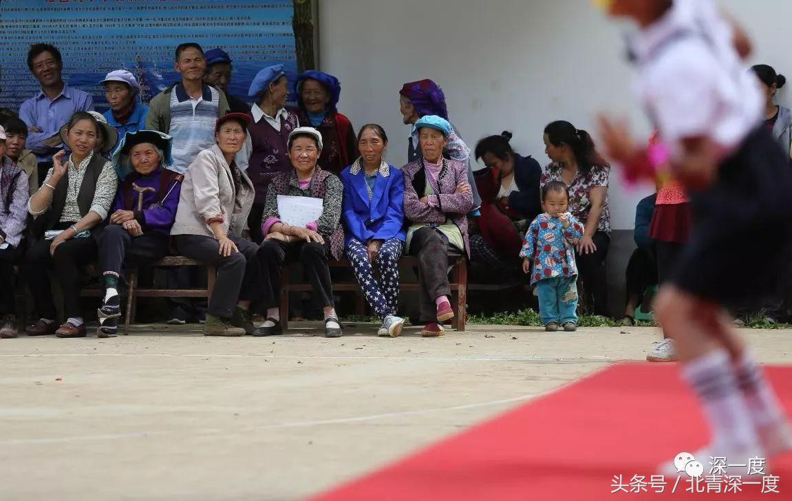 “鹿晗”在泥坑，妈妈在远方，你习以为常的幸福对他们却遥不可及