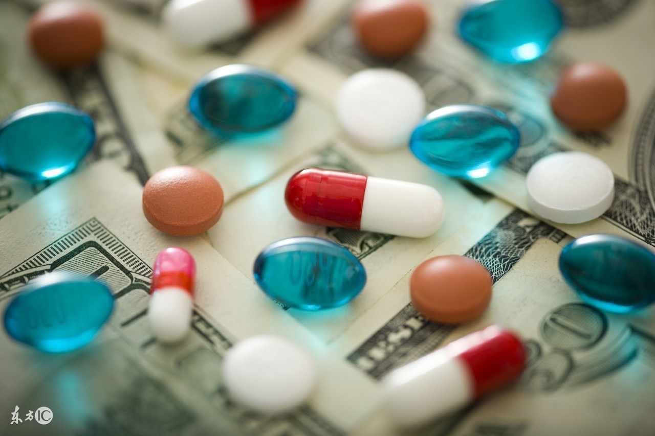 携带大量现金回国违法吗,携带超额人民币出境被查会没收吗