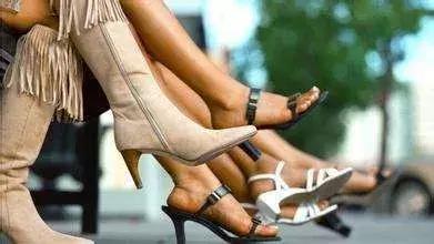 别人跟你谈话时抖脚是什么心理,喜欢抖脚的人是病态吗