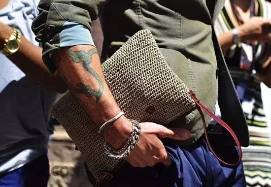 成都男人骚不骚,请看他的包