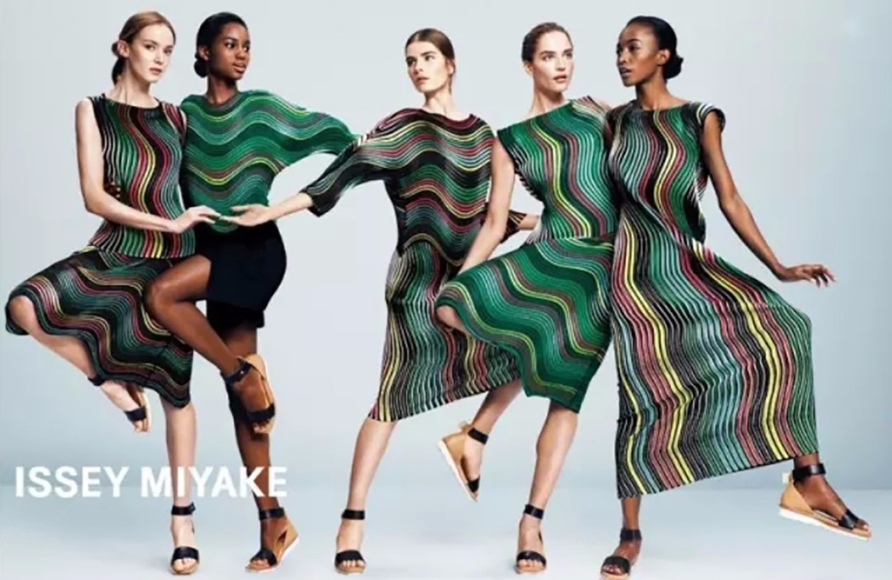 三宅一生西装搭配牛仔裤,逛三宅一生专柜