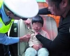 广州女孩被护栏卡住脖子,一名女童因系牵引绳被电梯夹住