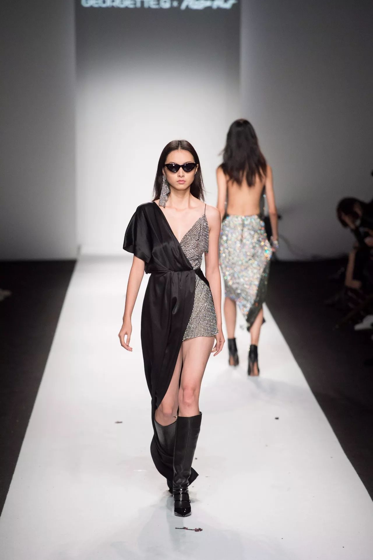 我以为必胜客的秀上全是行走的披萨，没想到却被美到……