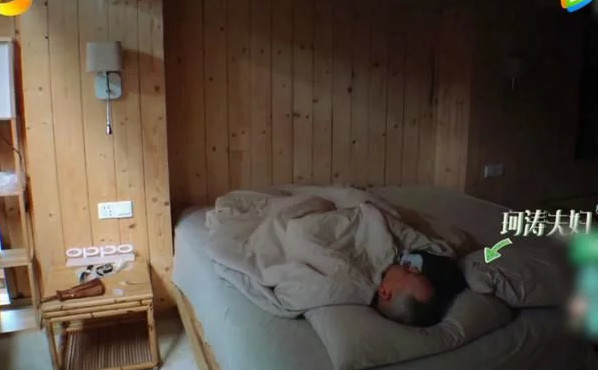 张馨予披白纱服饰,张馨予穿亮黄外套亮相