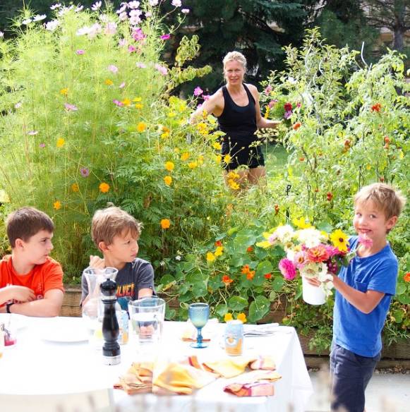 绝不瑟缩于人生的安全角落，只做自由炽烈的花朵