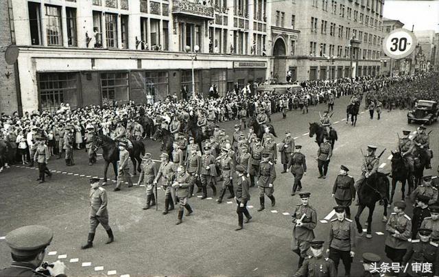 德军战俘被苏军逼得当众拉裤子，生不如死，事后竟倍感庆幸