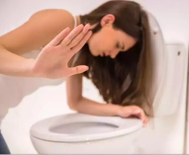 你是不是感觉自己湿气很重呢,晚上几点洗澡不容易有湿气