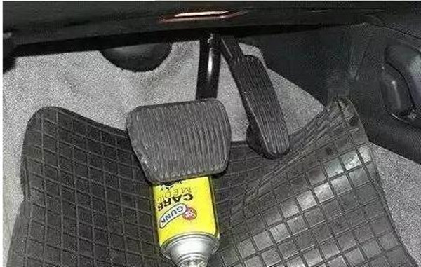 脚垫卡住刹车注意事项,脚垫影响刹车咋办