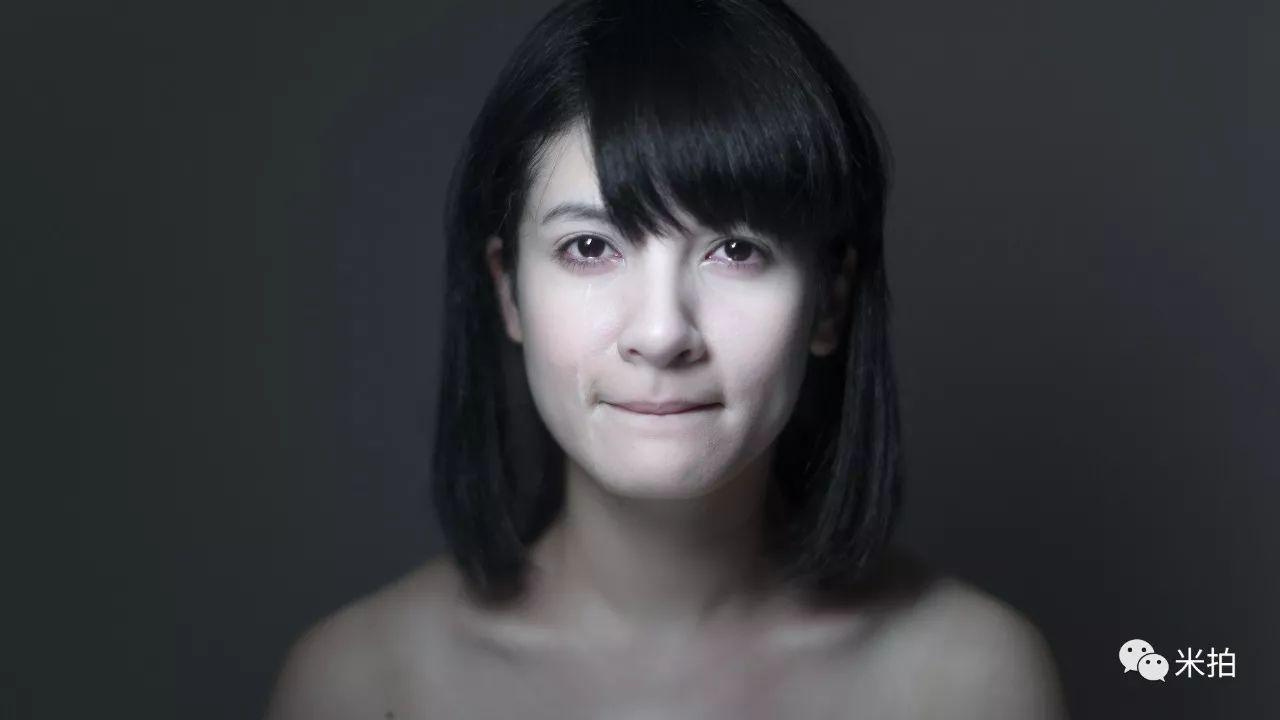 他把500个女孩惹哭了，然后拍了张照