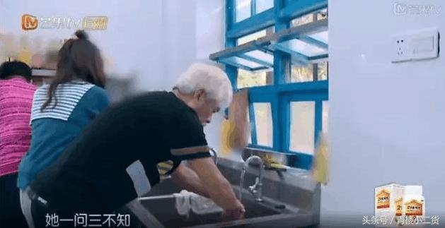 年轻女主持人在60岁老演员面前梨花带雨，网友：装傻卖萌要不得！