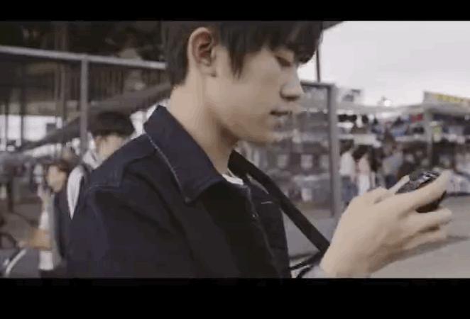 易烊千玺秀新球鞋好嘚瑟，然而小心机却被粉丝一眼看穿，太可爱了