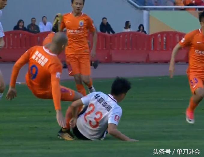 华夏国脚暴铲鲁能当家球星，遭主队万人球迷齐骂