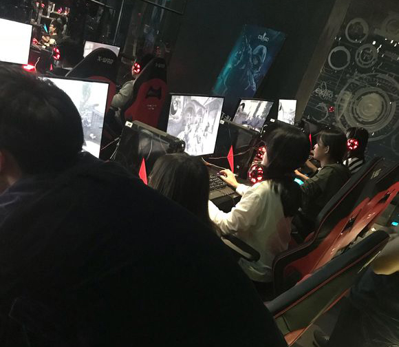 妹子参加线下比赛惨遭16:0吊打!玩CSGO的难道都找不到女朋友?