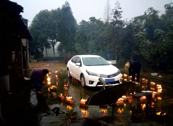 小伙提新车回乡村，祭车全进程，憨厚的一家人让人仰慕！