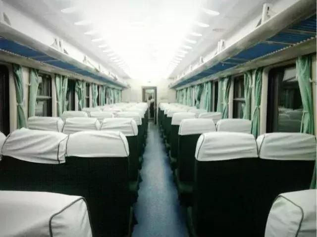 火车沿途风景绝美,火车靠窗的沿途的风景