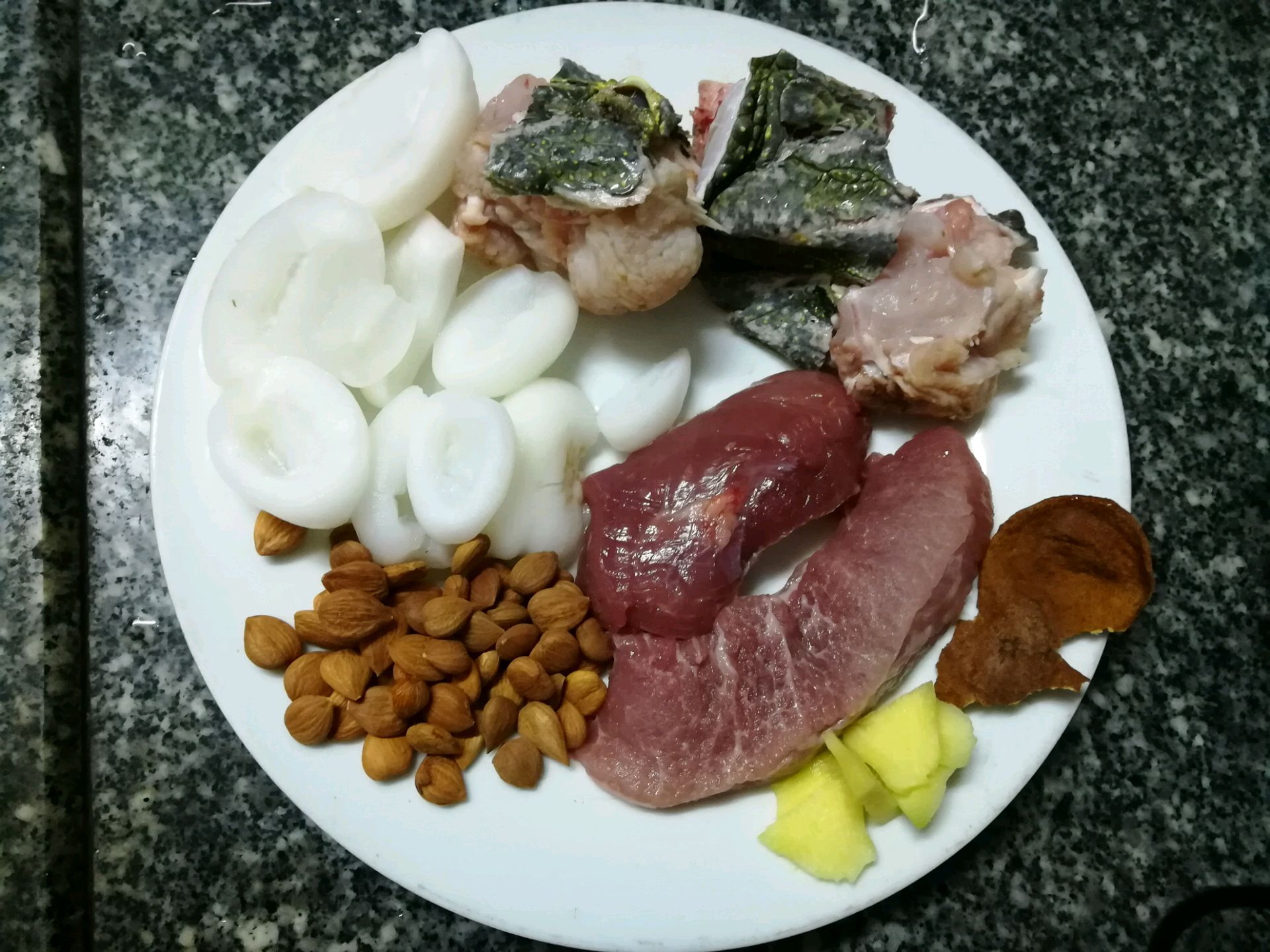 菜干南北杏猪骨汤功效,南北杏鳄鱼汤的作用