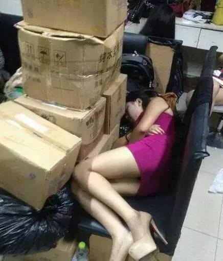 看见他们这样，最好的办法就是拿起砖头进攻