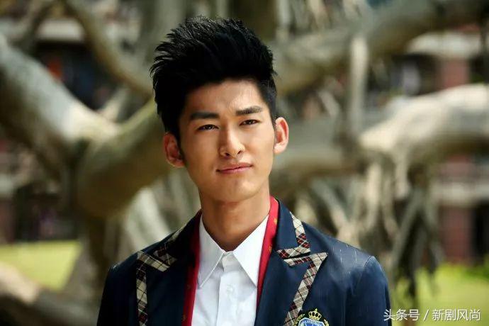 虽然演过“熊孩子”，但还是干回了“霸道总裁”的老本行