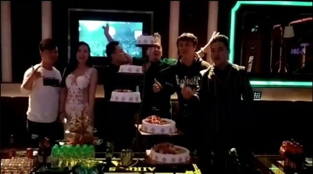 网络红人干露露生日真空现身与五个大汉一起过生日,现场太雷人