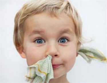 小孩起床老是打喷嚏流鼻涕,小孩鼻炎老是流鼻涕怎么办