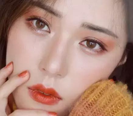 枫叶砖红色带着红棕调的口红,枫叶脏橘色口红