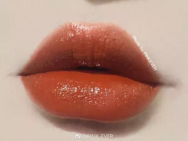 枫叶砖红色带着红棕调的口红,枫叶脏橘色口红