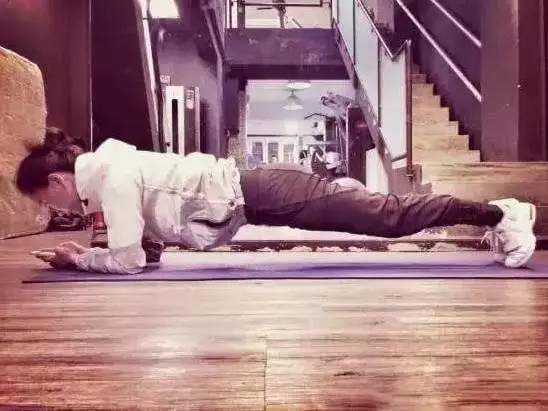 每天做多久的平板支撑才会有效果,坚持一个月的平板支撑会发生什么