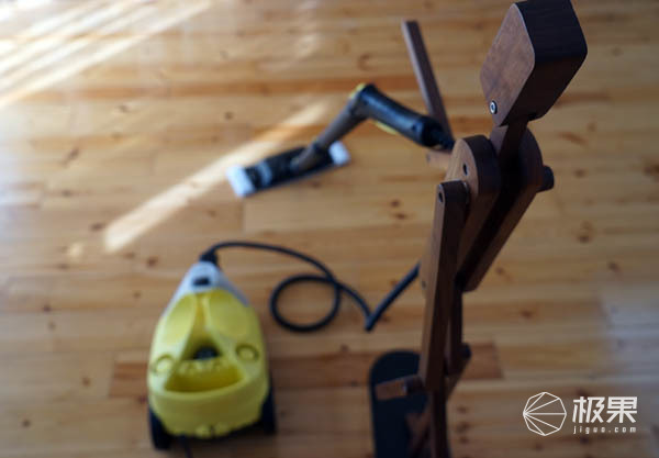 地板上粘东西了怎么弄掉,地板上粘了水泥怎么办