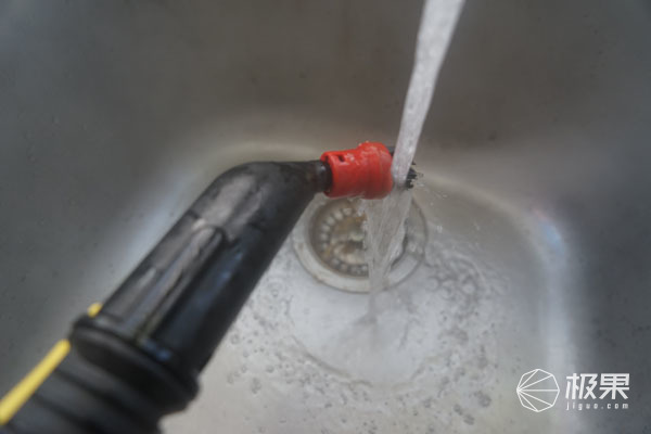 地板上粘东西了怎么弄掉,地板上粘了水泥怎么办